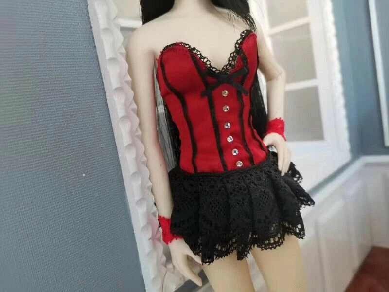 Модель модного женского платья в масштабе 1/6 см