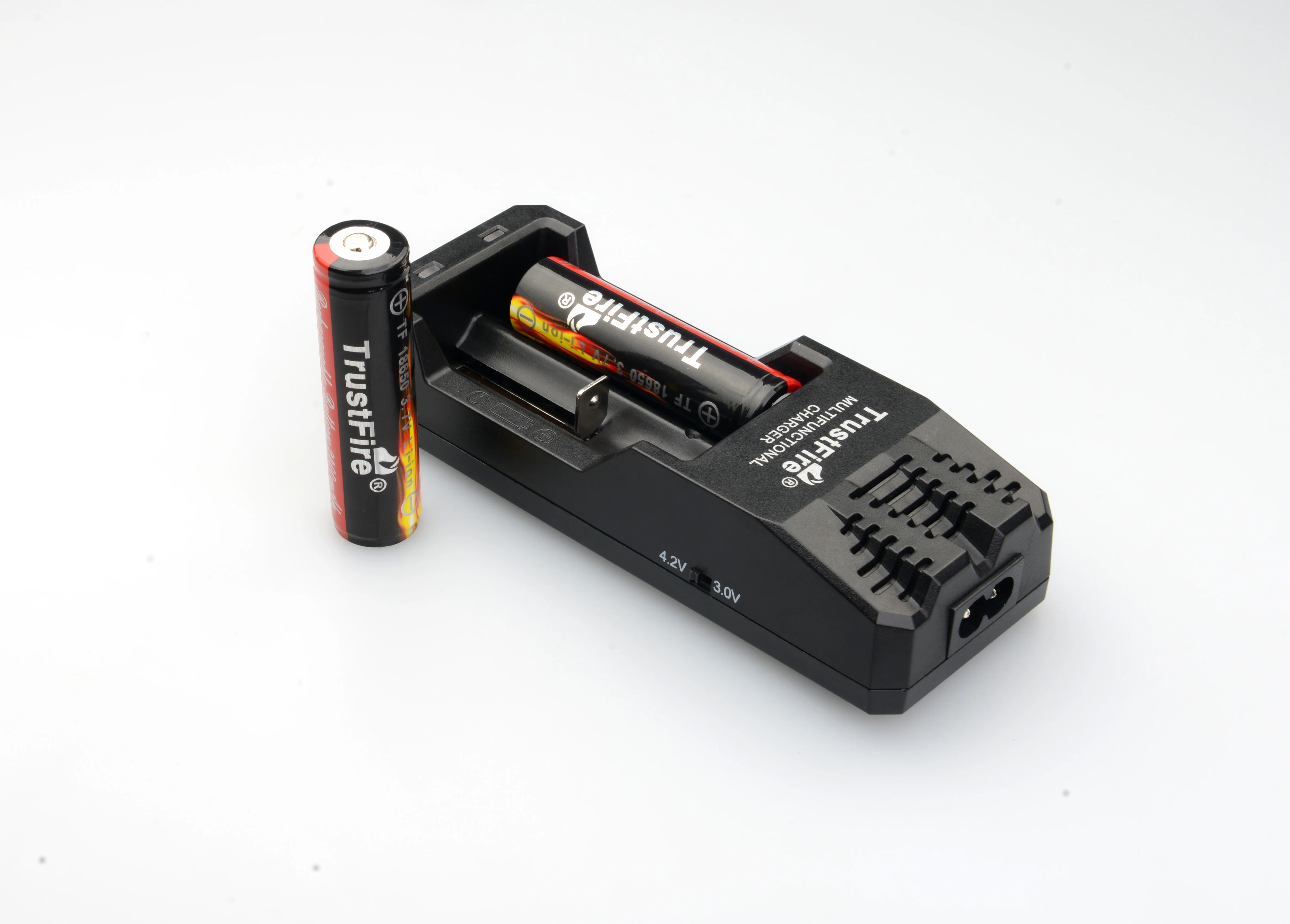 TrustFire TR 015 литий ионное зарядное устройство + 2 шт защищенные 18650 3 7 в 2400 мАч