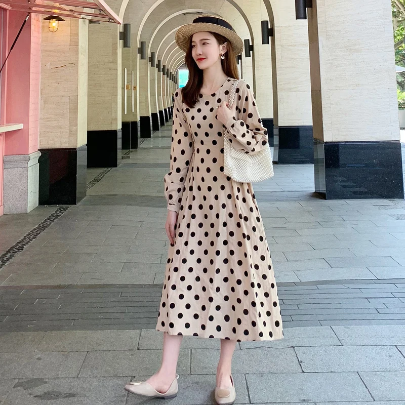 Женское платье для кормящих мам бежевое в черный горошек с длинными