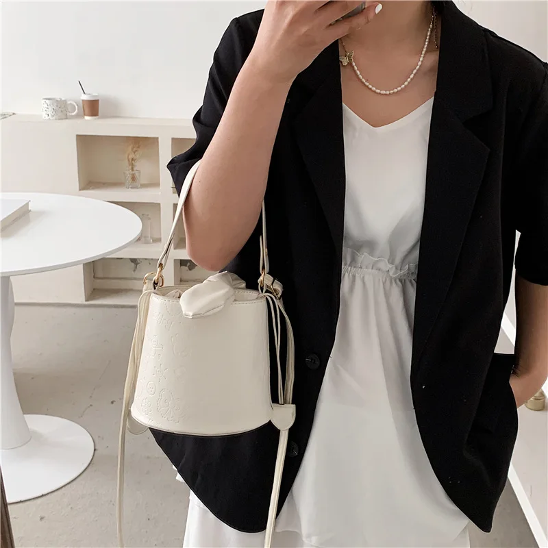 

Spring and Summer 2021 New Water Bucket Bag Feeling Foreign Atmosphere Single Shoulder Bag Embossed Underarm Baguette Bag