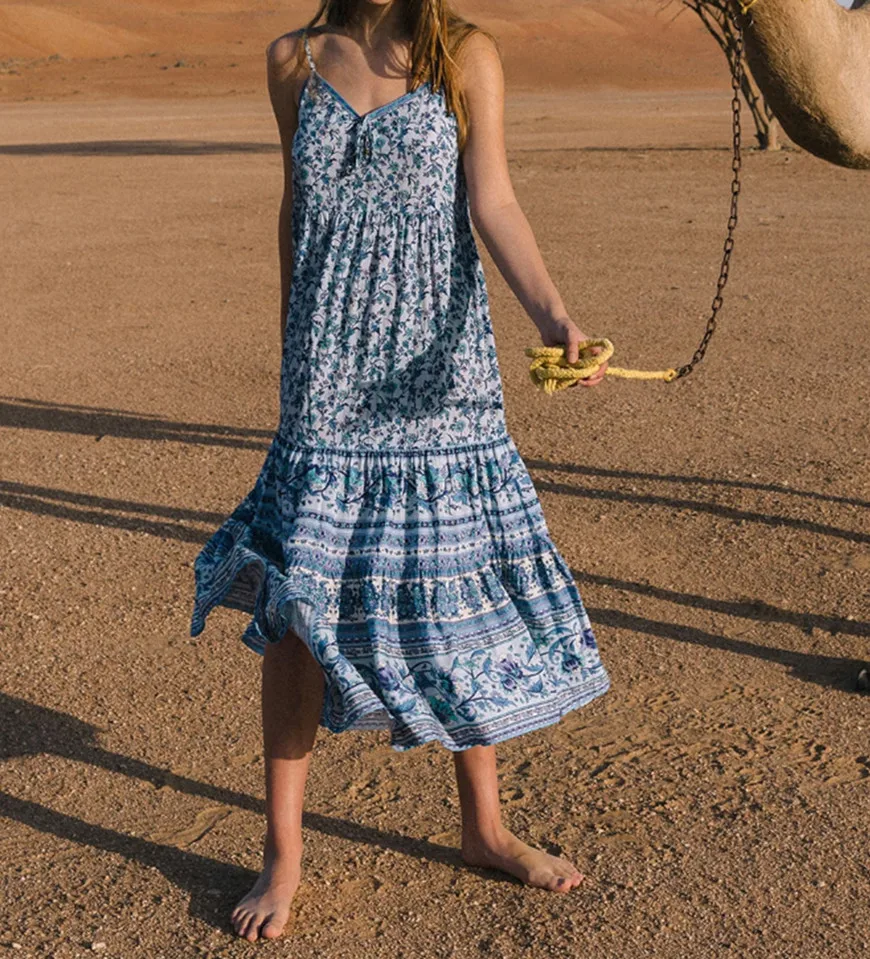 Женское винтажное платье макси на бретельках голубое с цветочным принтом