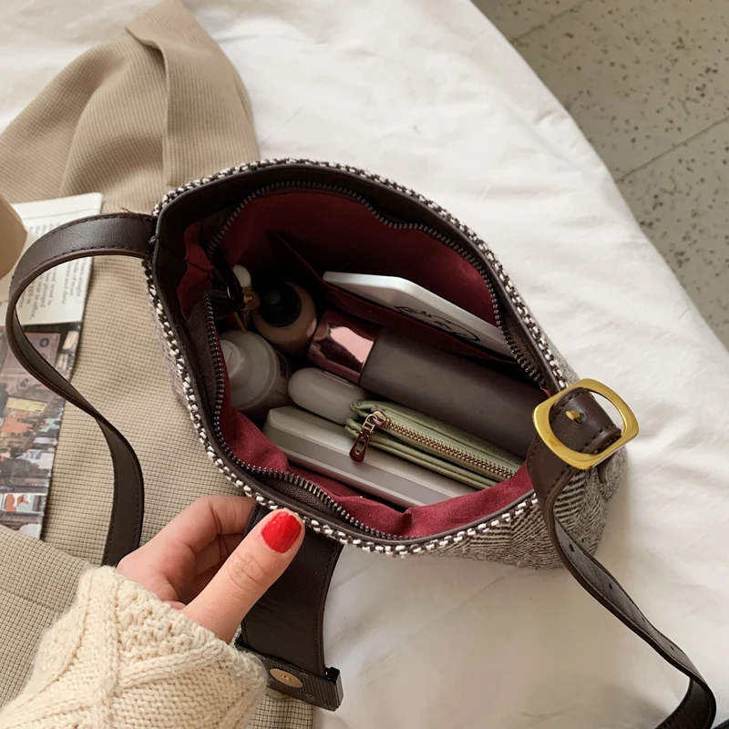 

Simple Linen Shoulder Bag for Women High-quality Lock Messenger Moon Bag Classic Lady Holiday Tote Bags All-match Handbag Bulsos