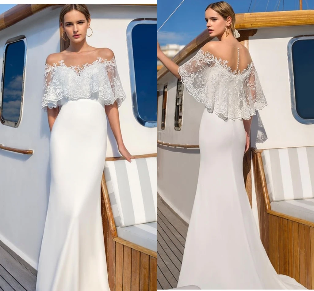 

Женское платье с кружевной аппликацией и юбкой-годе