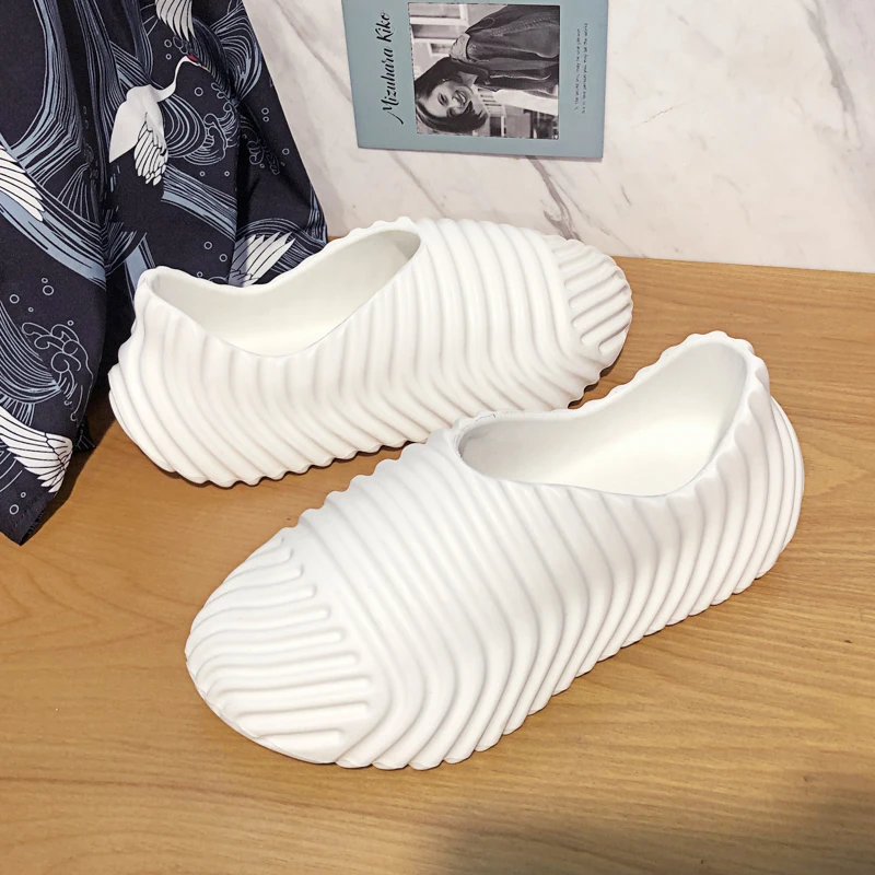 

Warm Shoes for Men Winter Comfortable Slip-On Slides Male Slippers Outdoor Walking Fur Sneakers Male Chaussures Foam Runners