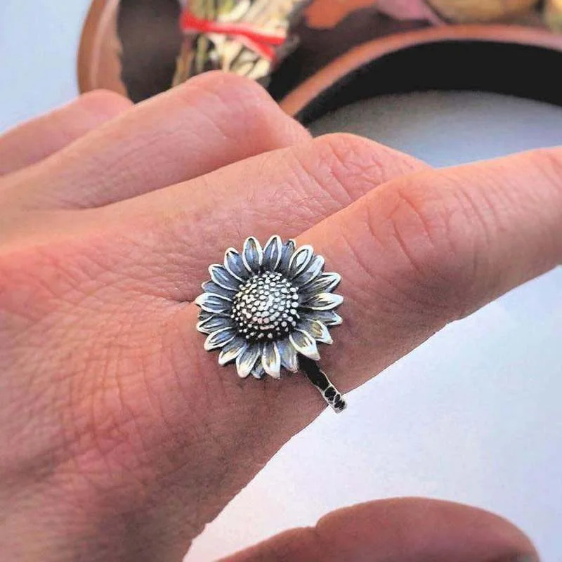 

BAOSHINA Vintage Fashion Sunfliower Plants Ancient Silver Rings for Women Girl Party Fashion Jewelry Accessories Size 6-10