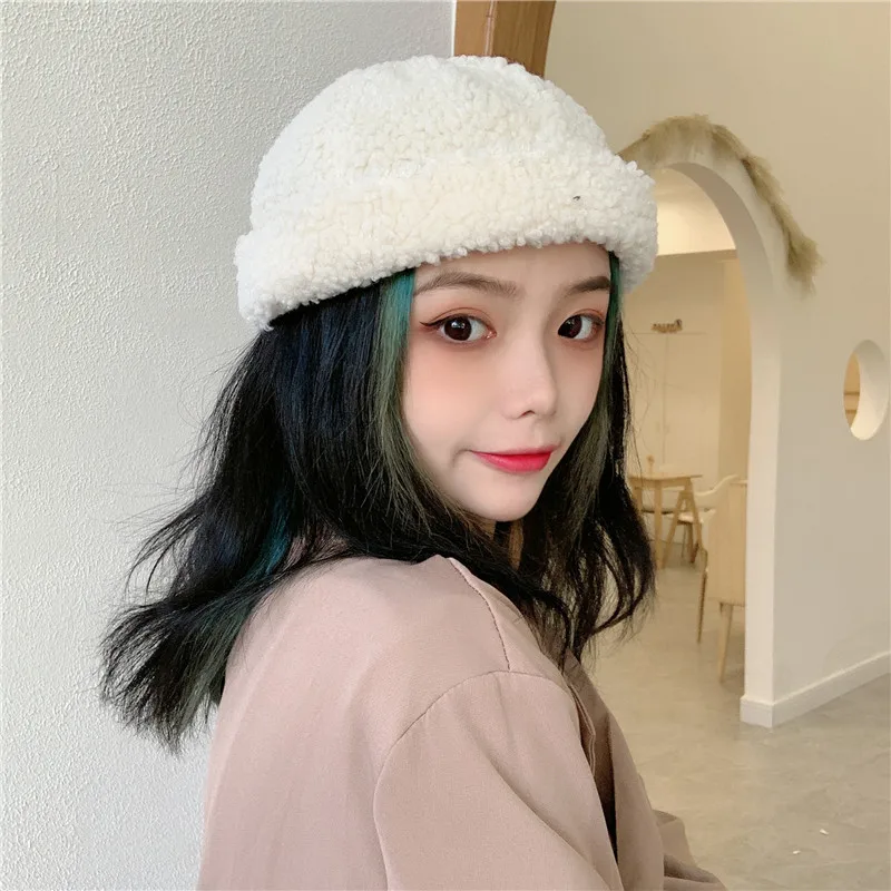 Плюшевая шапка мужская осенне зимняя подходящая ко всему модная в Корейском