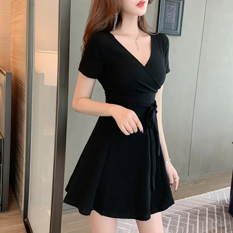 

Женское облегающее платье с глубоким V-образным вырезом и поясом