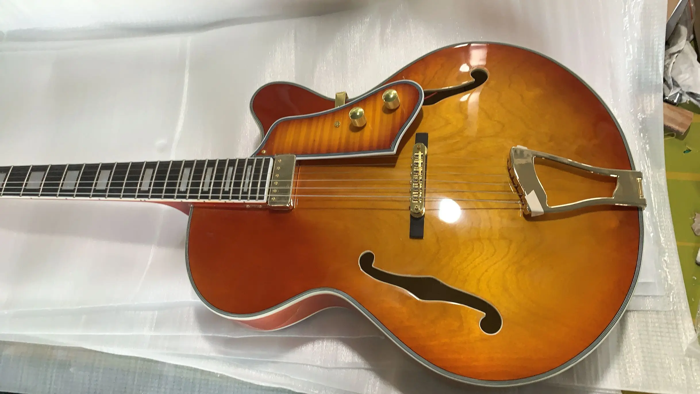 Wholesale Guitar semi-hollow jazz electric guitar F holes gold hardware one piece pickups in sunburst 20200106 | Спорт и развлечения