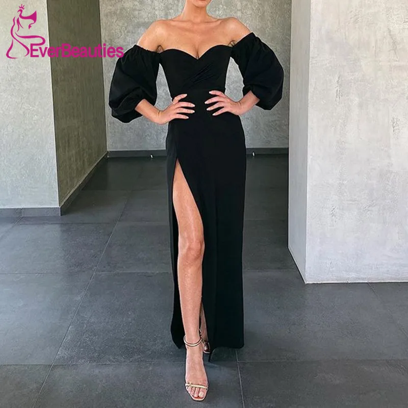 Длинное атласное вечернее платье с открытыми плечами полурукавами и разрезом