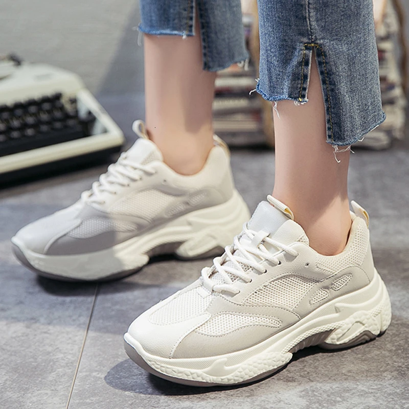 Женская спортивная обувь толстая подошва дышащая на танкетке уличные массивные