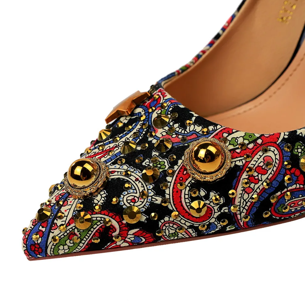 

Retro Europe Pointed Toe Women Pumps Rivet Rhinestone Female Flower High Heels Shoes Wedding Single Shoes