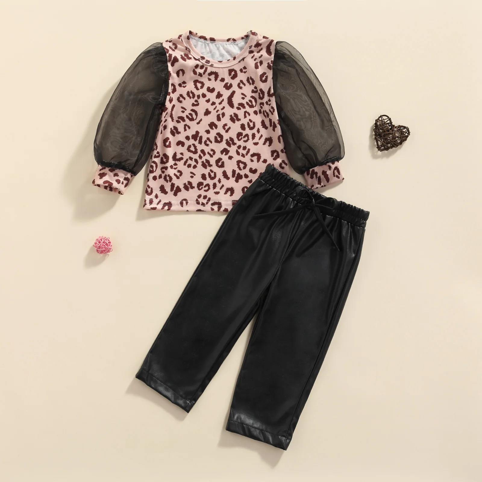 

Женский комплект из топа с рукавами-фонариками и брюк из ПУ кожи