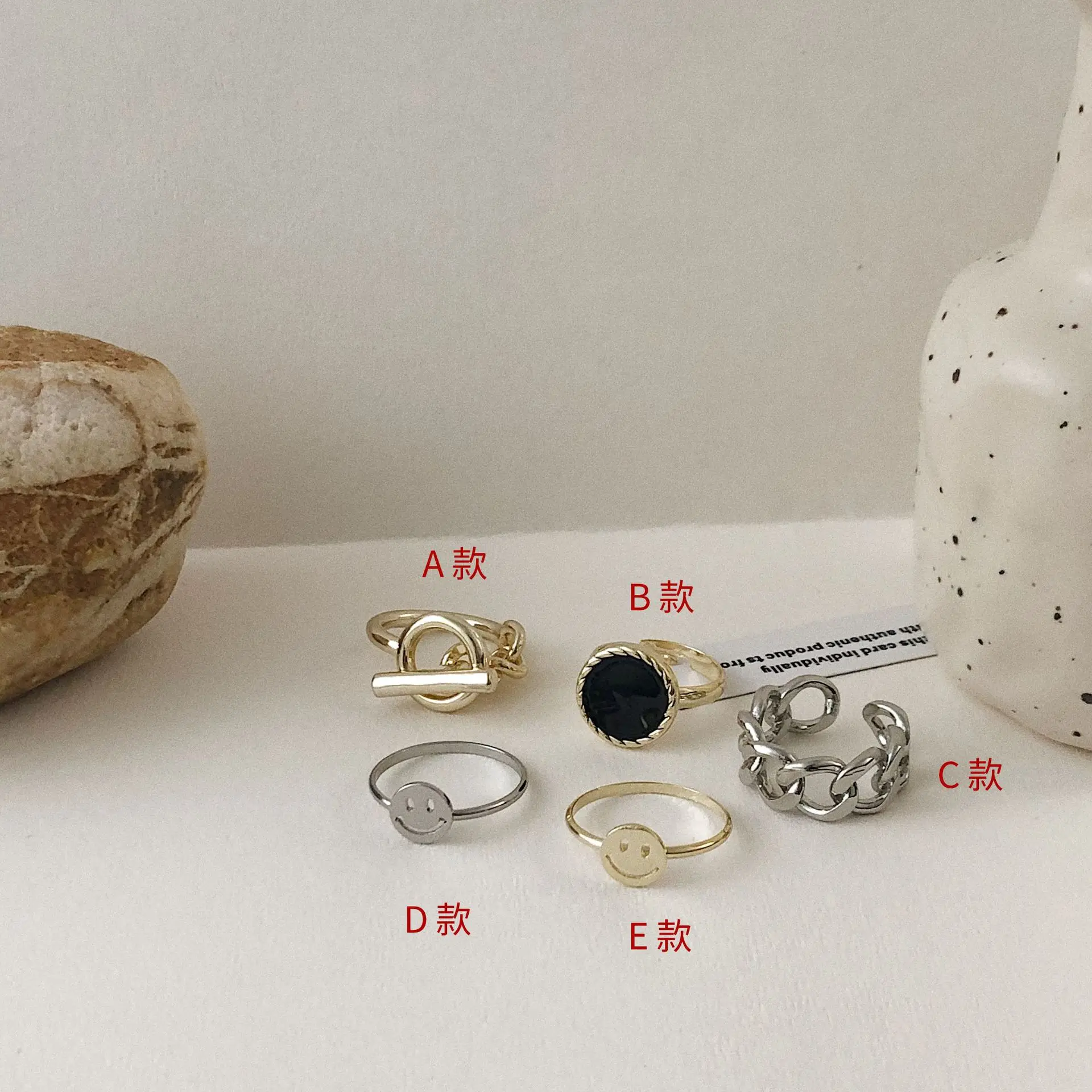 

Retro Black round Rings Minimalist Elegant golden metal Open Rings for Women aesthetic accessorie Jewelry halloween Gift