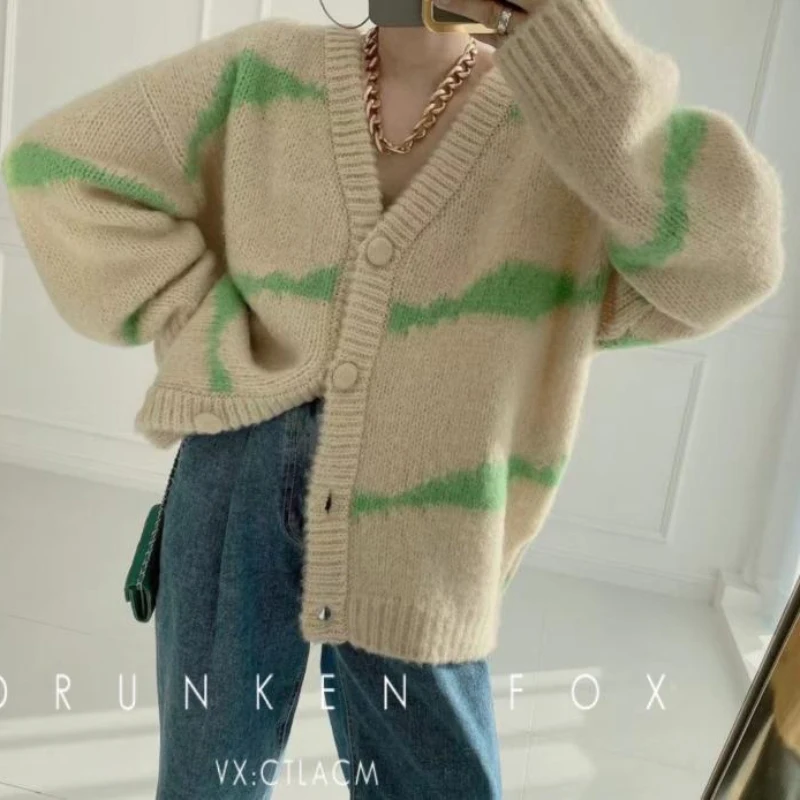 Кардиган женский свободный в полоску с V-образным вырезом Осень-зима 2021 |