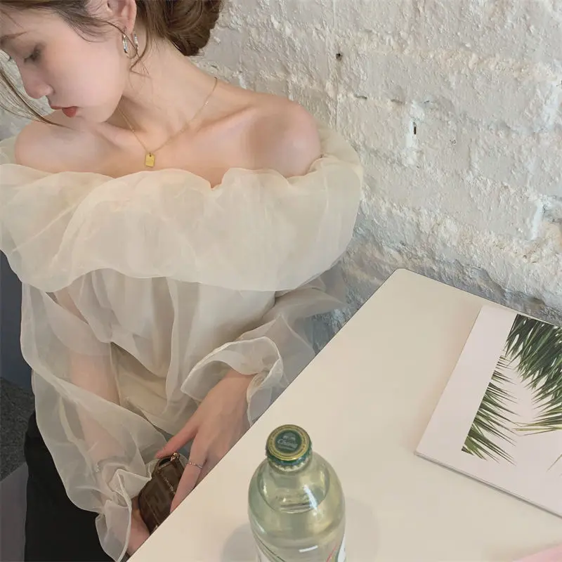 Женская кружевная блузка с рукавами-фонариками и вырезом лодочкой | одежда