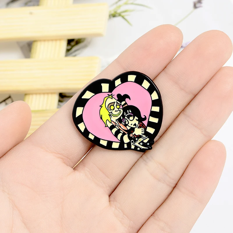 Beetlejuice and Lydia lapel pin heart shape sandworm brooch horror art gift Halloween jewelry Badge Lapel Pin | Украшения и
