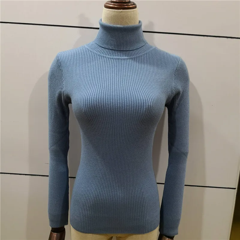 Женский трикотажный свитер с высоким воротником теплый мягкий Однотонный