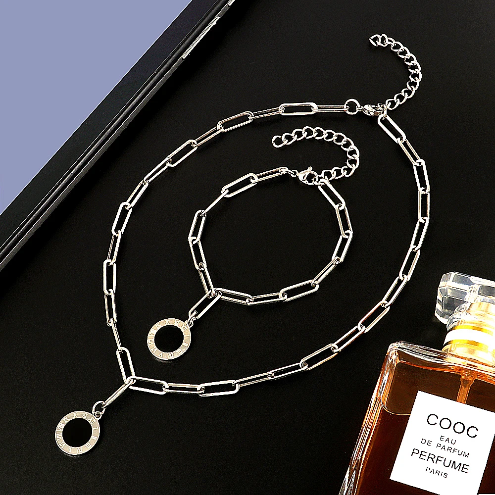 Ожерелье с подвеской черными римскими цифрами и золотыми звеньями