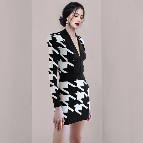 Платье-футляр трикотажное с длинным рукавом и V-образным вырезом Осень-зима 2021 |