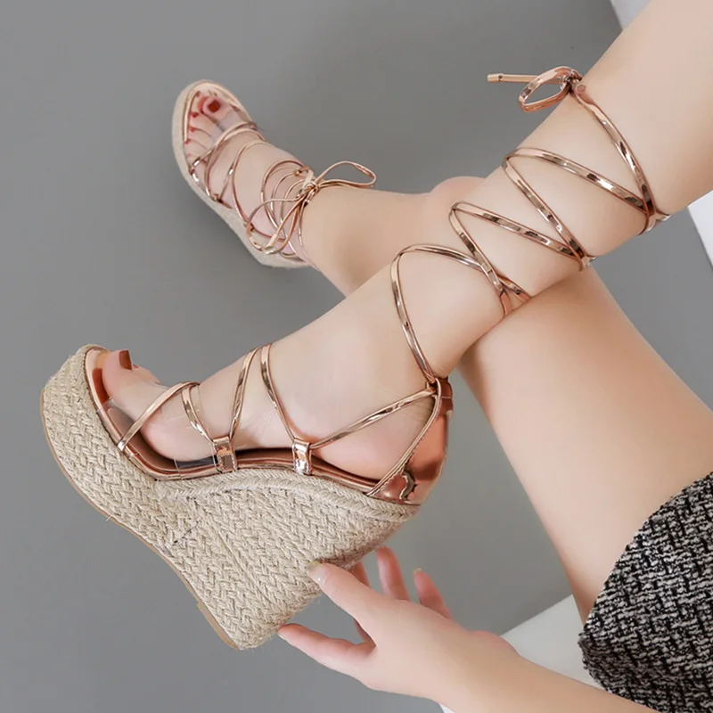 

Женские сандалии на танкетке, соломенные босоножки на толстой подошве, с открытым носком, ремешком на щиколотке, обувь на танкетке, приблизи...