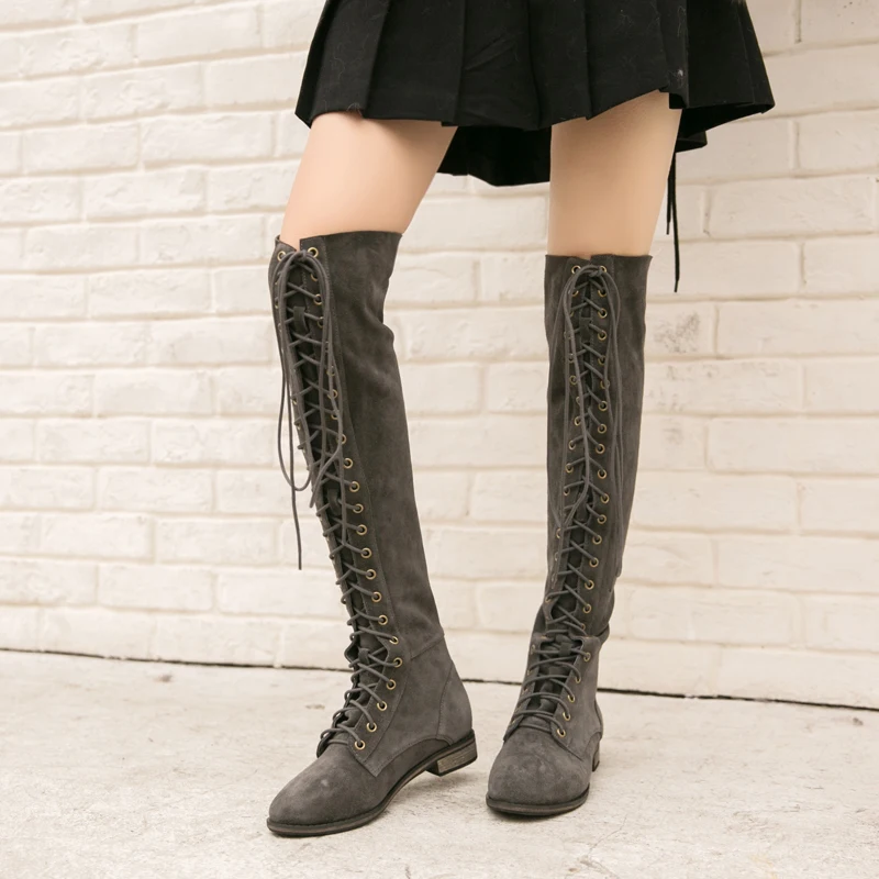 Новинка 2021 серые замшевые женские Сапоги выше колена на шнуровке облегающие