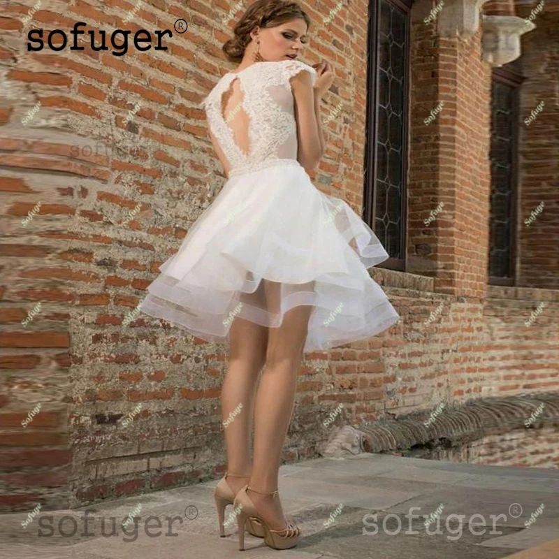 Короткое свадебное платье цвета слоновой кости белое кружевное с v образным