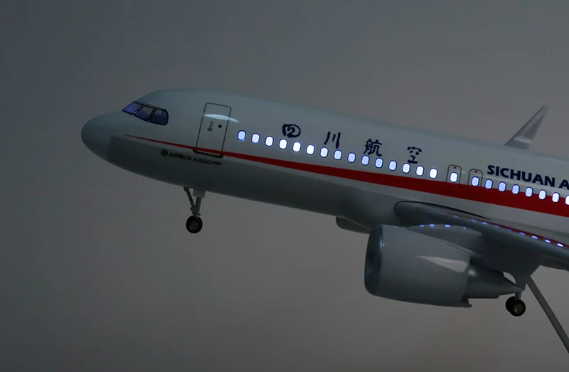 1/80 масштаб 47 см самолет Сычуань авиакомпания Airbus A320 neo модель светодиодный свет и колесо шасси литье под давлением модель самолёта из смолы игрушка