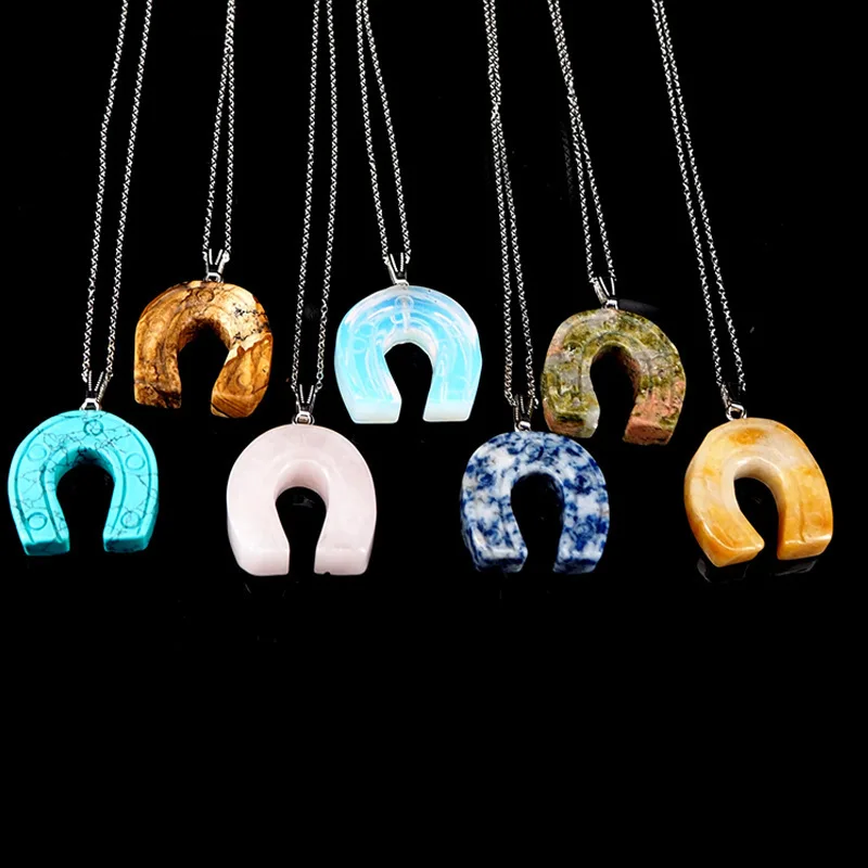 Ожерелье с подковой из натурального кристалла и полудрагоценного камня резной