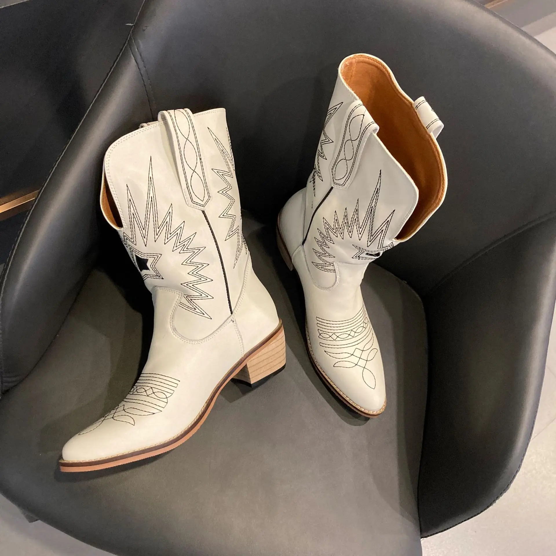 

red embroidery boots thick heel short Western Cowboy Boots net boots women's autumn 2020 pointed leather boots