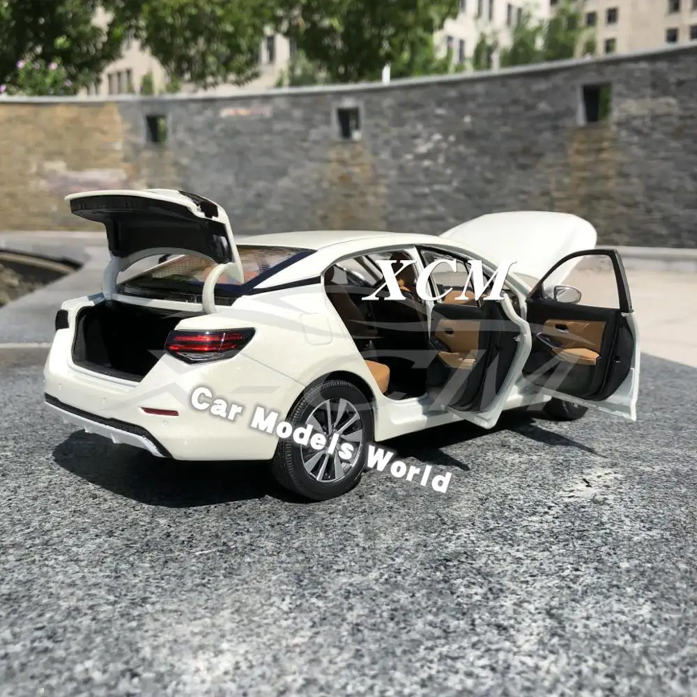Литая под давлением модель автомобиля для Sylphy 1:18(белый)+ маленький подарок