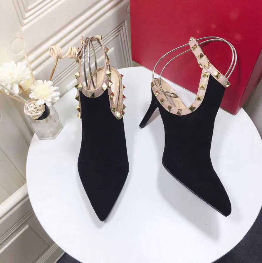Роскошные женские ботильоны из черной кожи с шипами и острым носком модные