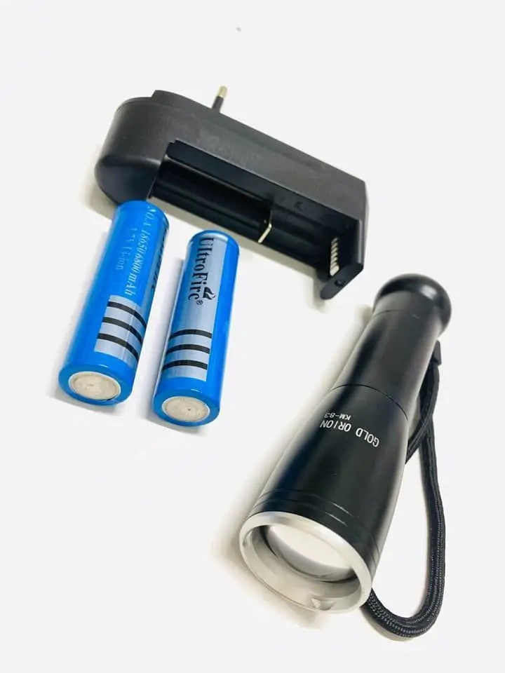 

KM-83 Zoomlu Rechargeable 200 Lumens Car Camping Flashlight
