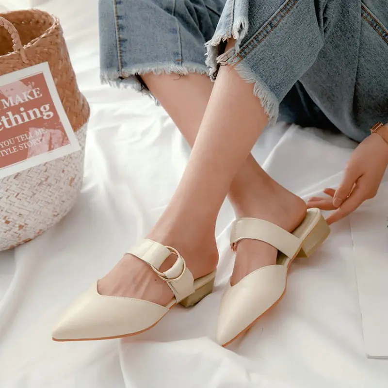 Женские шлепанцы на низком квадратном каблуке с острым носком желтой пряжкой