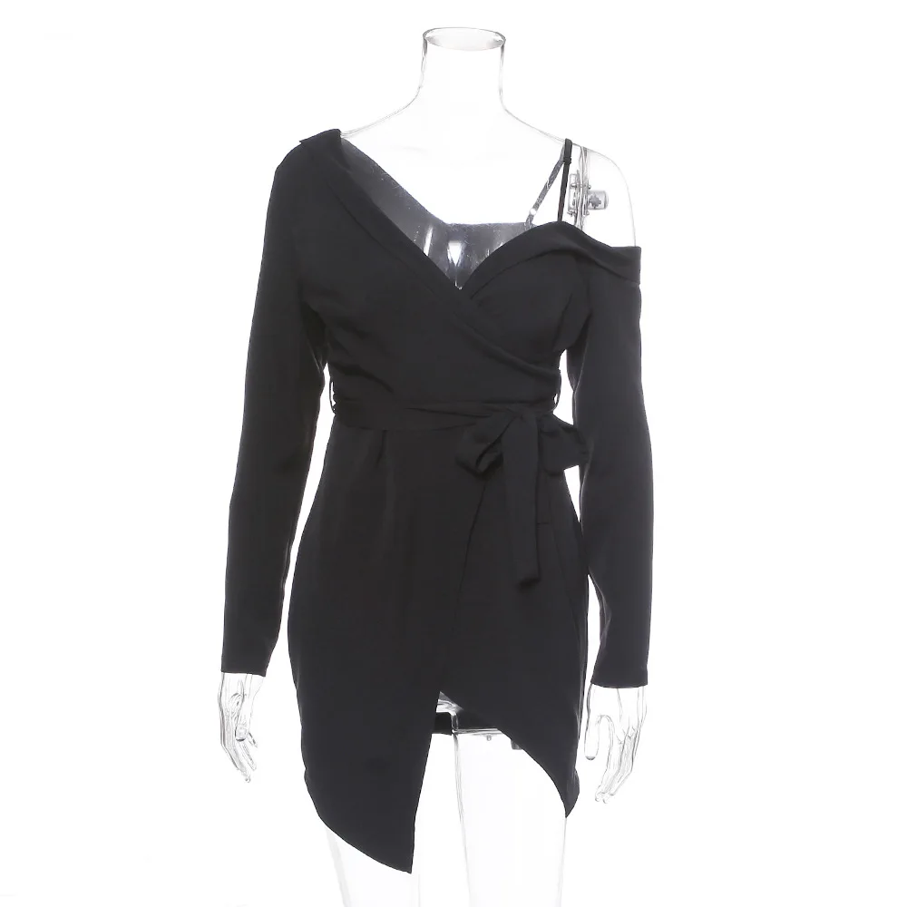 Женское клубничное платье на бретельках однотонное с глубоким v-образным вырезом