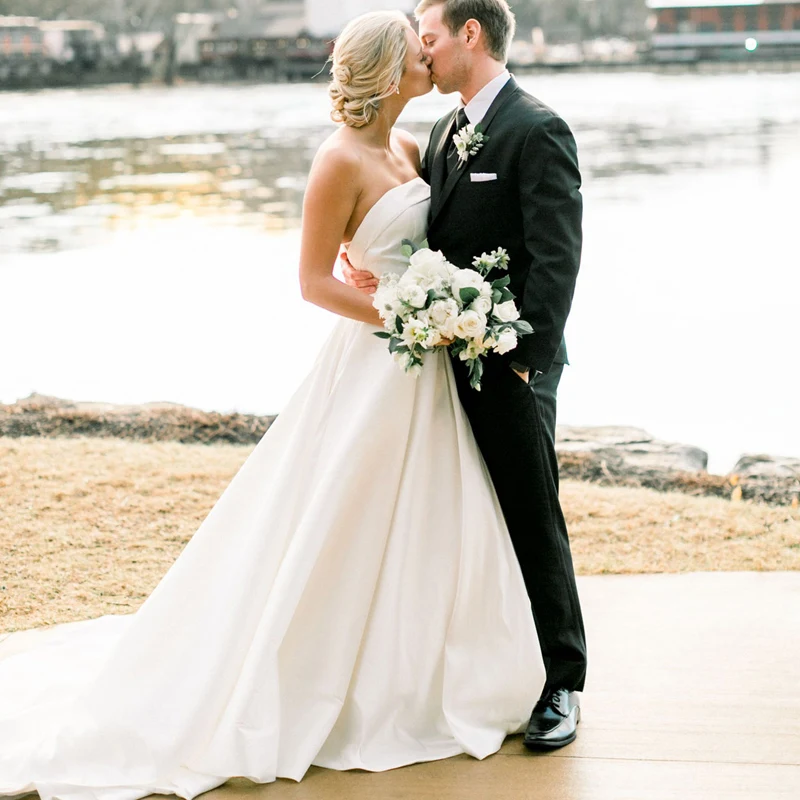 

Princess Wedding Dresses Satin Vintage Strapless Wedding Bride Dresses Long Train White Ivory Wedding Ball Gown