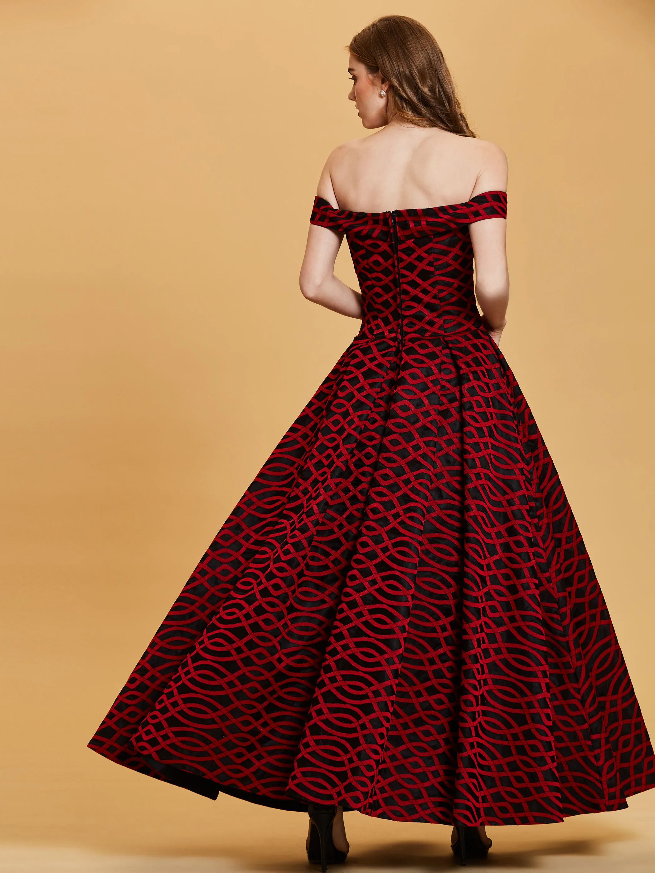 Женское длинное вечернее платье на молнии с открытыми плечами красные