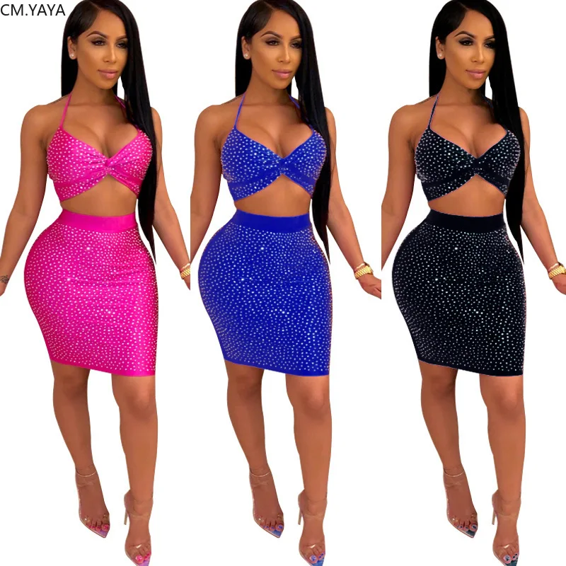 Женский осенний костюм расшитый стразами короткий топ с лямкой на шее мини-юбка