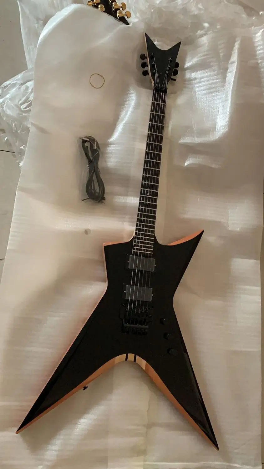 Гитары Custom Shop электрогитара одна часть шеи Пользовательский логотип с активными звукоснимателями в черном 181317