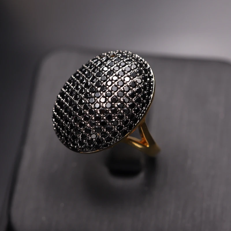 Женское кольцо с овальной геометрией массивное микро закрепкой цветной