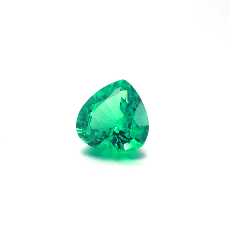 Гидротермальный Изумрудный камень Колумбийского зеленого цвета в форме сердца