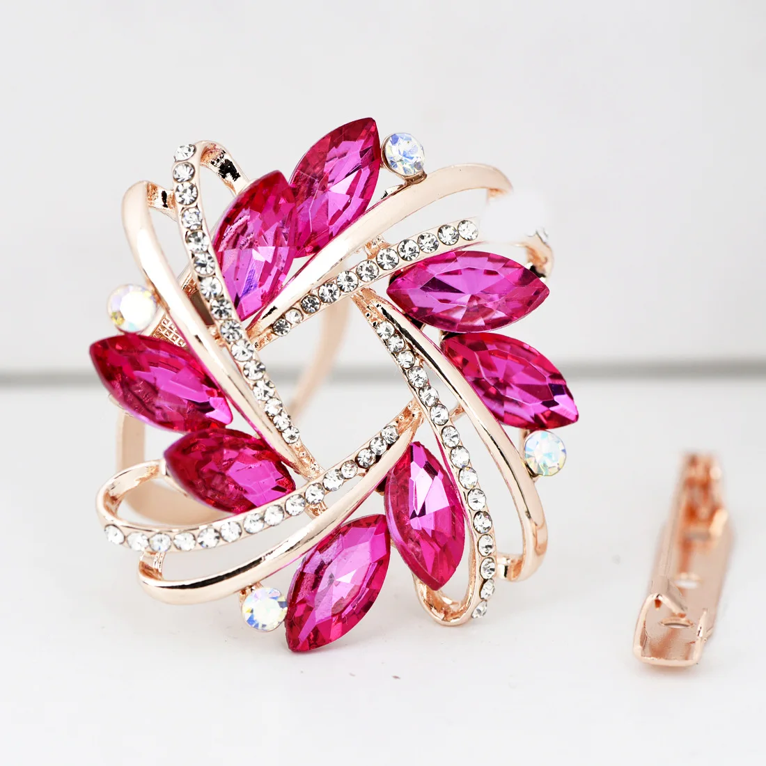 

Luxury Female Crystal Flower Brooch Boho Rose Gold Color Jewelry Brooches For Women Charm Rainbow Pin Dress Coat Accessories