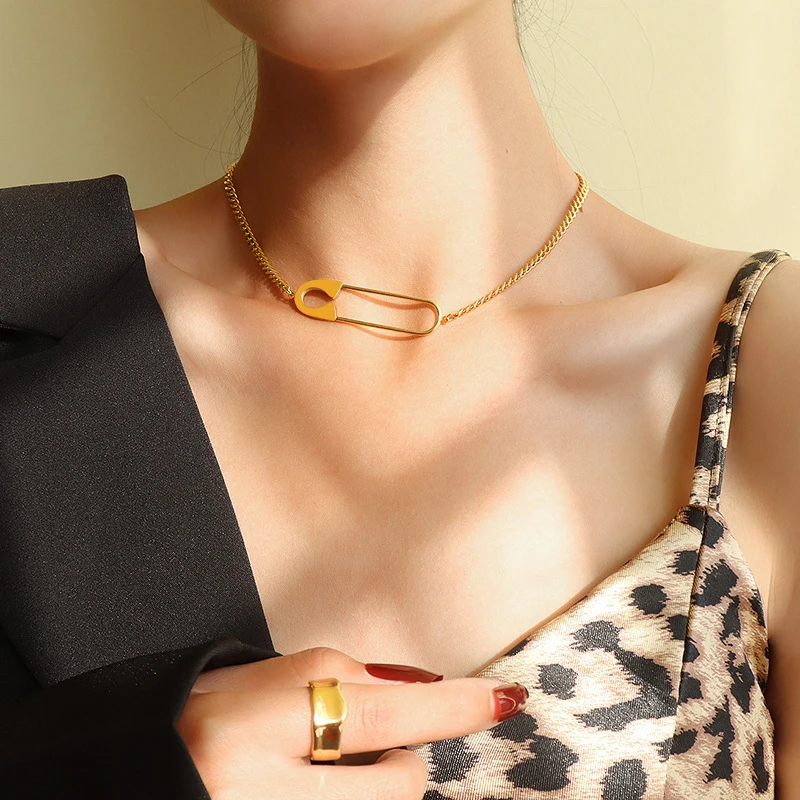 

Колье-чокер женское, с большой булавкой, в стиле панк, минималистское ожерелье