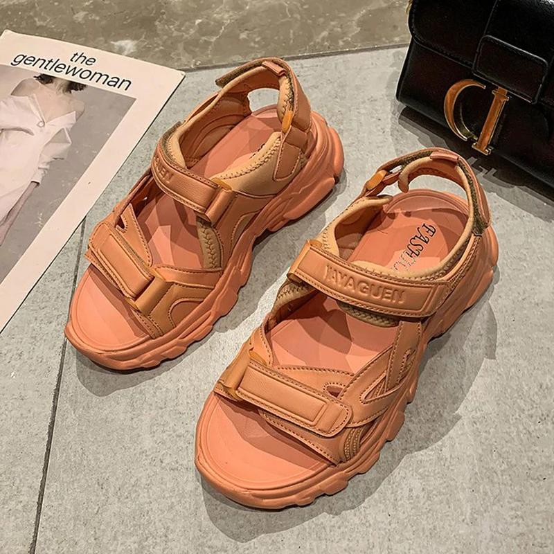 Летние разноцветные женские босоножки на платформе Розовые туфли танкетке