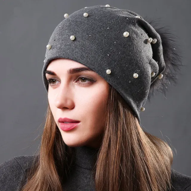 New Women's Pearls Beanies Winter Causal Solid Rhinestone Pearl Slouchy Beanies Hat with Raccoon Fur Pompom Femme Black Cap - Цвет: Dark Grey B