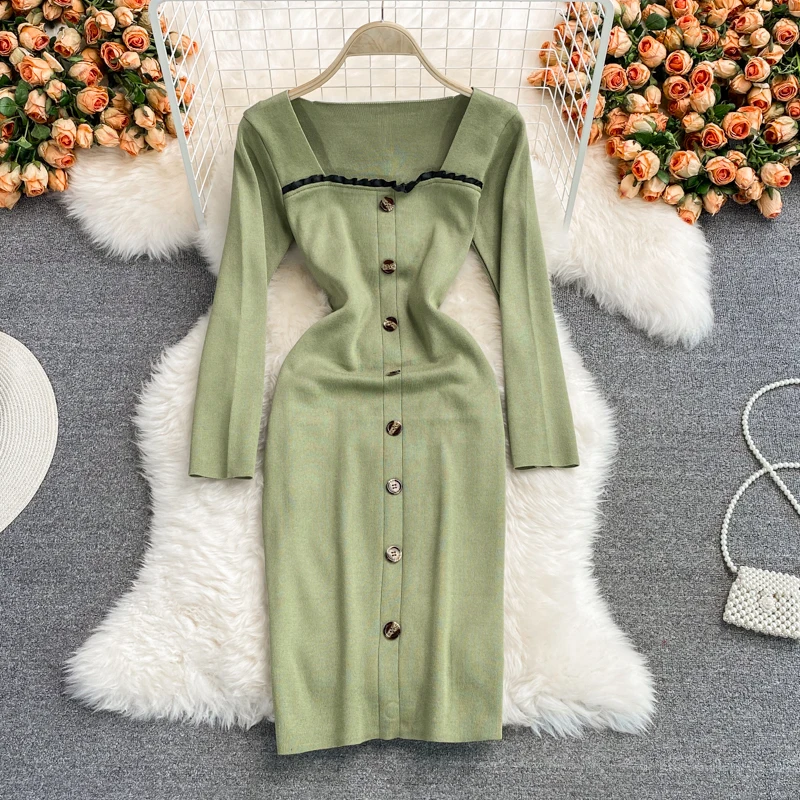 

Женское трикотажное платье-свитер с длинным рукавом и квадратным вырезом