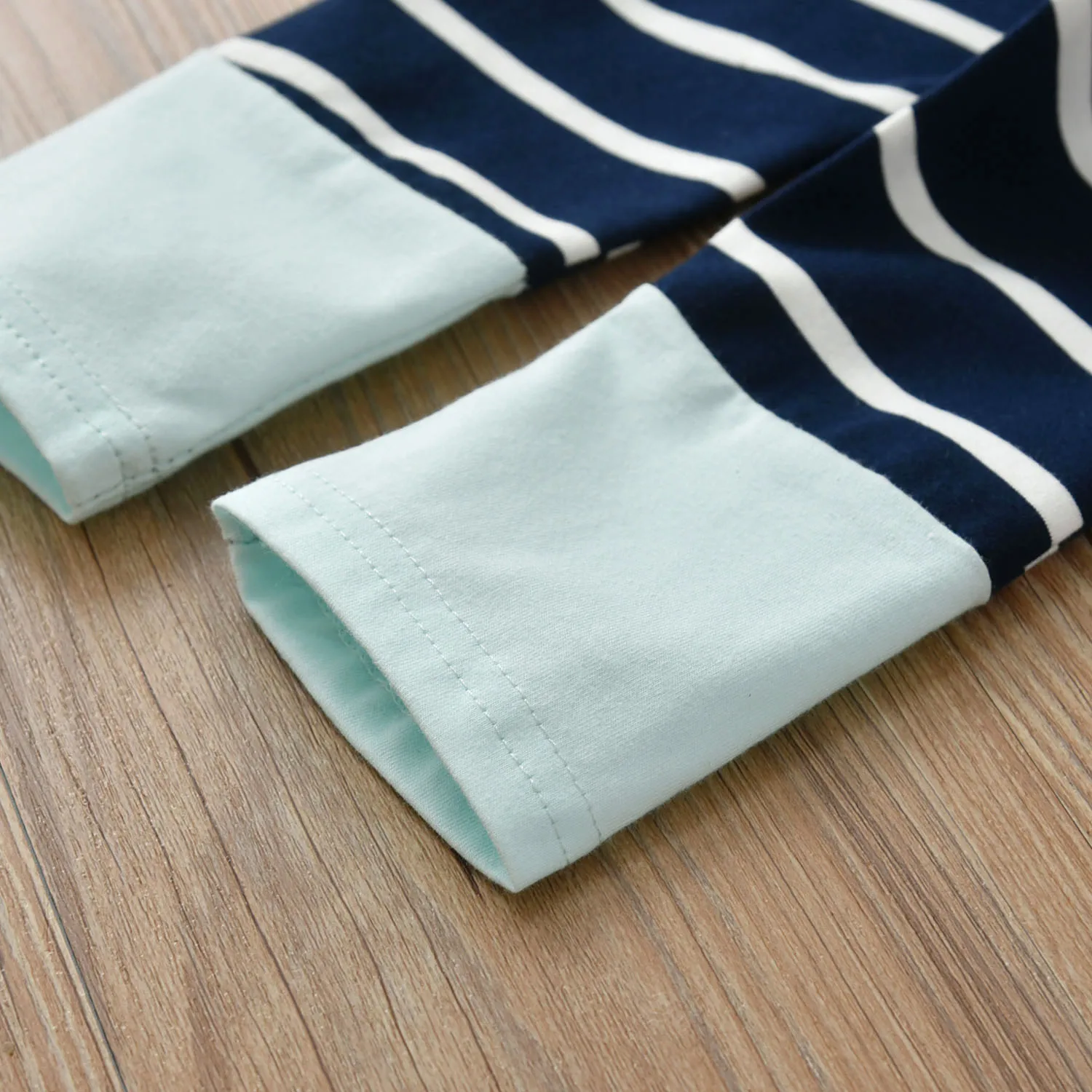 Комплект одежды для маленьких мальчиков и девочек хлопковый в полоску с принтом