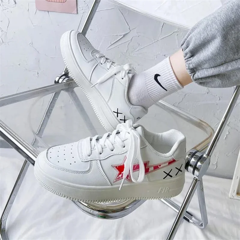 Женские кроссовки из ПУ кожи розовые на плоской вулканизированной подошве