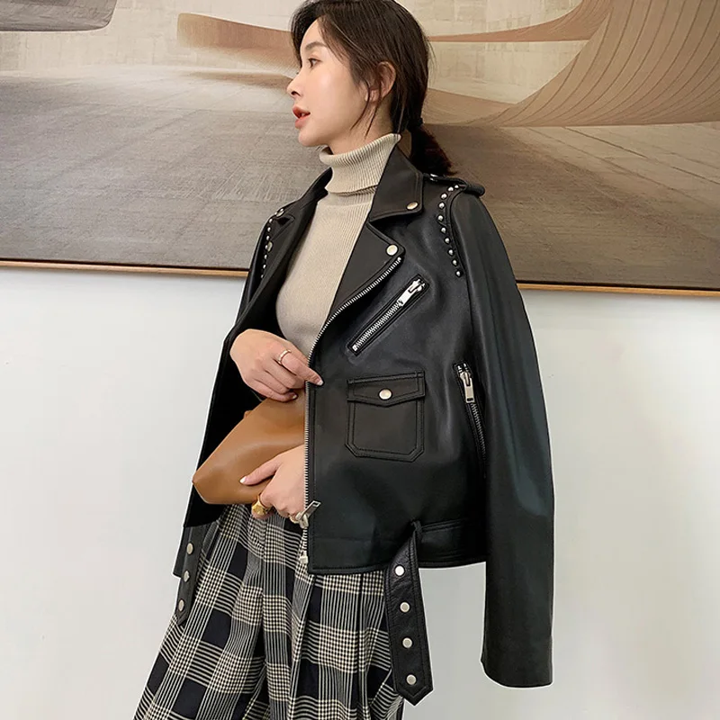 Женская кожаная куртка с заклепками черная облегающая байкерская из