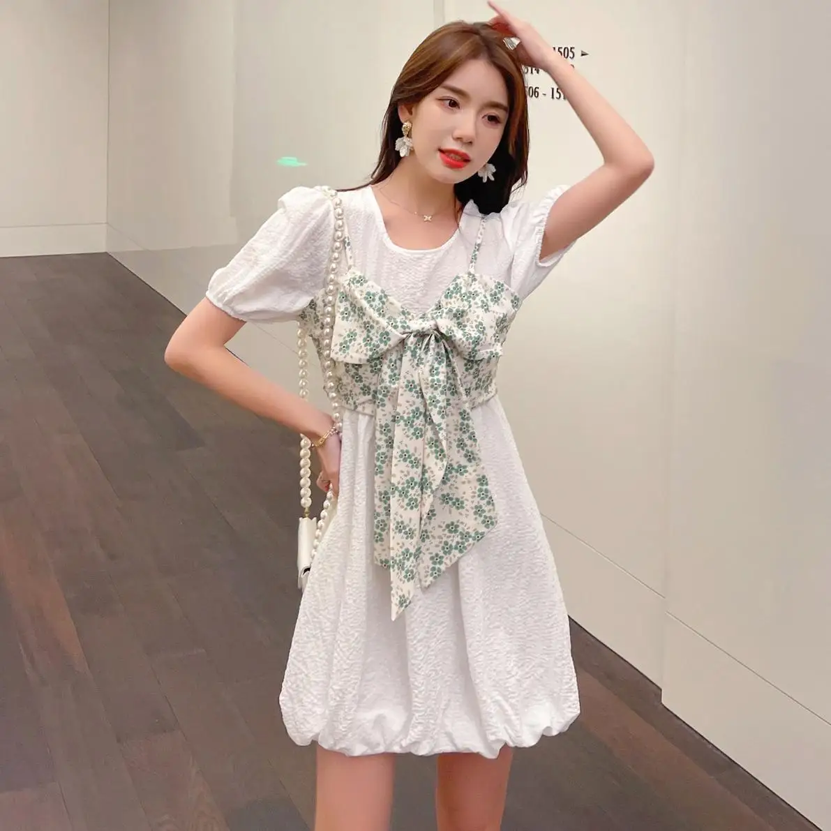 

The new spring and summer make French temperament hubble-bubble sleeve bowknot floral chiffon dress with short sleeves