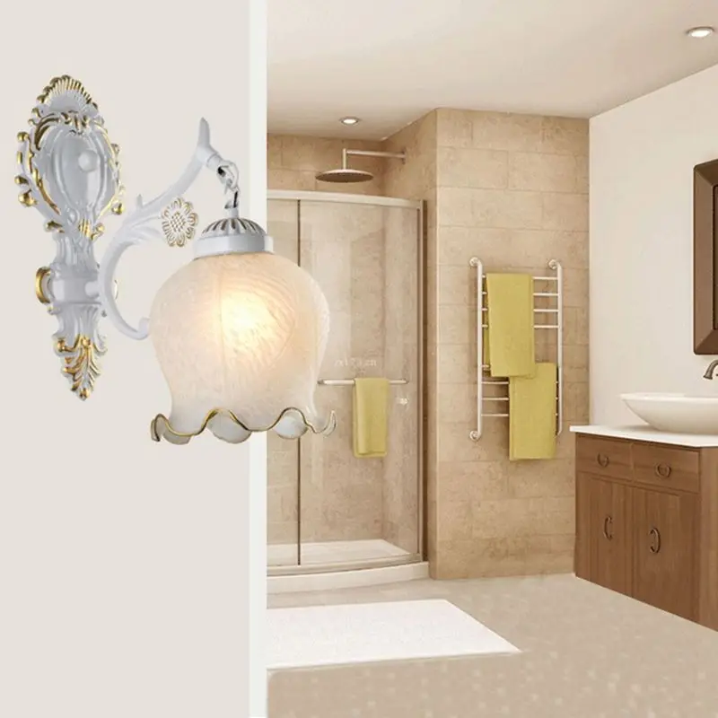 Минималистичный настенный светильник золотого поколения в коридоре для отеля